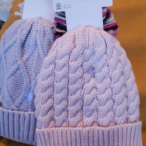 Two winter hats - Picture 6 of 6